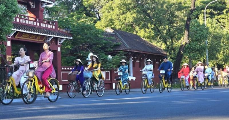 Hình ảnh phụ nữ tự tin duyên dáng trong tà áo dài truyền thống Việt Nam, tôn vinh vẻ đẹp tự nhiên